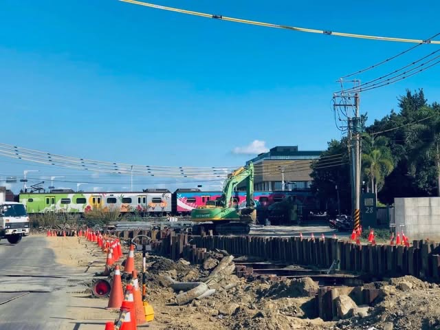 永康鐵道沿線工程現場 永康鐵道沿線施工現場,台鐵列車行經開挖中的工區