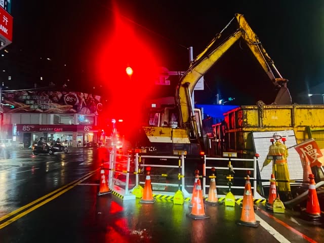 永康區夜間道路施工現場，設有交通錐與警示設施