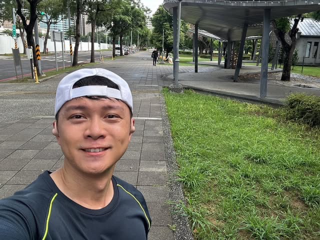 永康區公園旁的人行步道與綠地環境